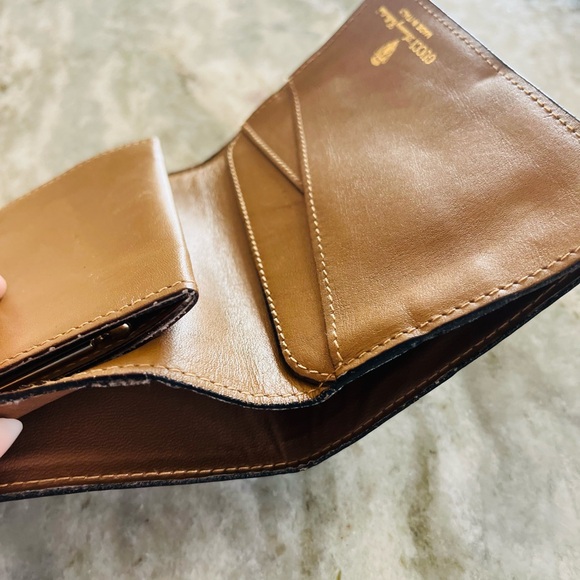 Gucci Tan Monogram Wallet with Gold Accent - Picture 5 of 7
